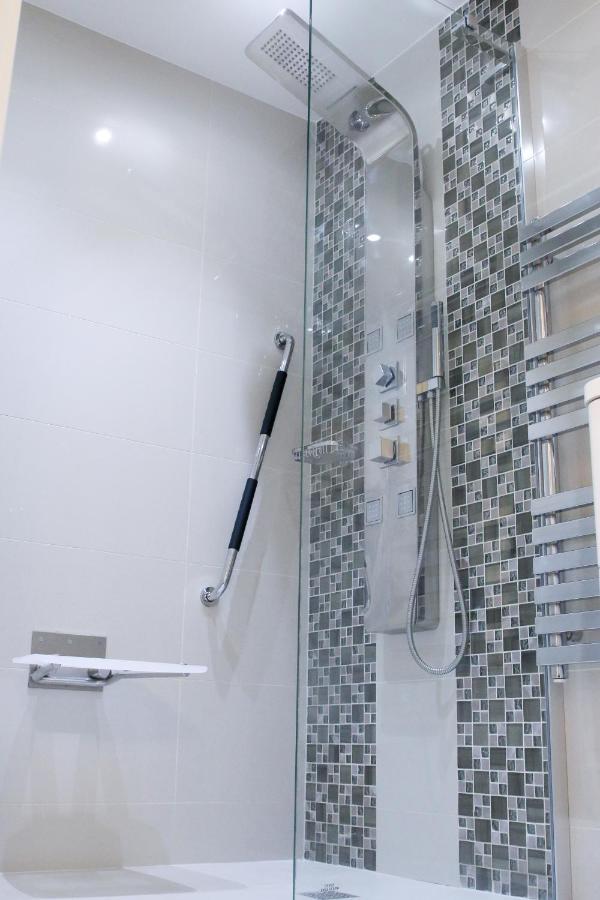 Lovely With Access For Wheel-chairs In Sydenham Apartment *
